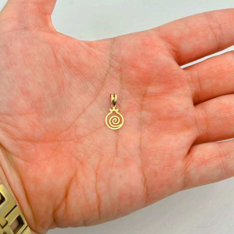 آویز گردنبند طلا 18 عیار زنانه گالری صادقی طرح انار