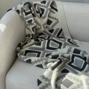 شال مبل مدل مستطیلی منگوله دار سایز 172x132 سانتی‌متر