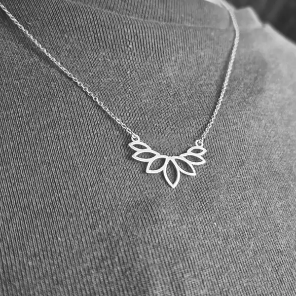گردنبند نقره زنانه مدل برگ گل
