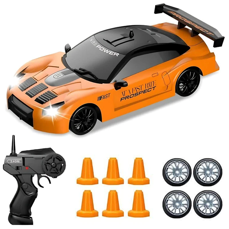 ماشین کنترلی دریفت شارژی ناب سل مدل NISSAN GT-R DRIFT CAR RETURNS NAAB003 با سرعت 15 کیلومتر بر ساعت، چرخ‌های لاستیکی، به‌همراه لاستیک زاپاس و علائم رانندگی