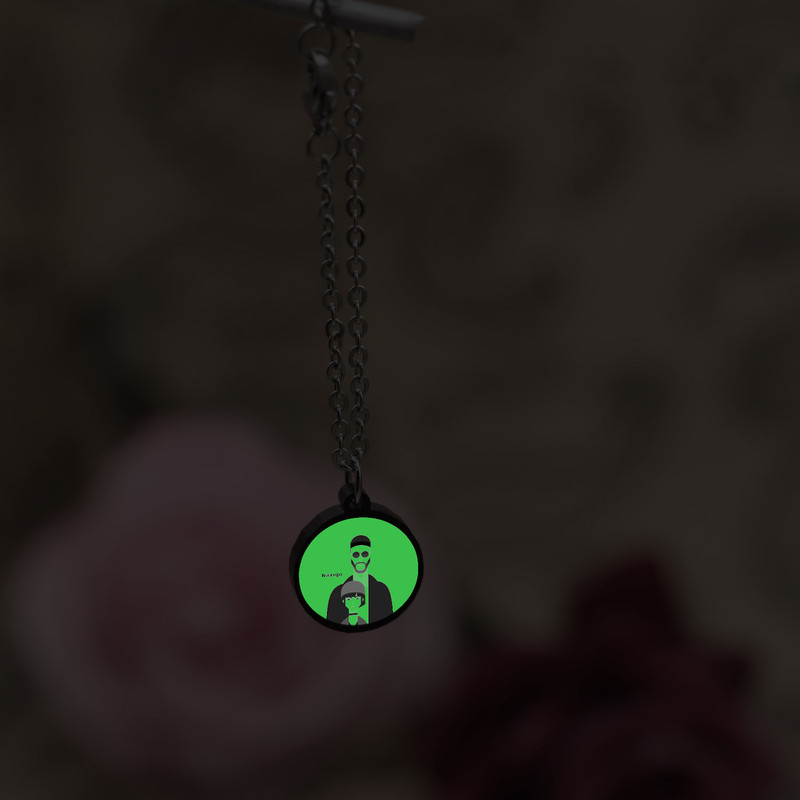 آویز ساعت زنانه ناکسیگو مدل شب تاب طرح لئون کد AW8747