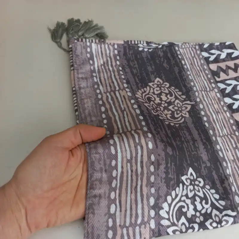 روسری زنانه مدل نخی حاشیه سنتی قواره دار