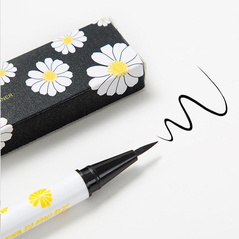 خط چشم لامیلا مدل گل بابونه