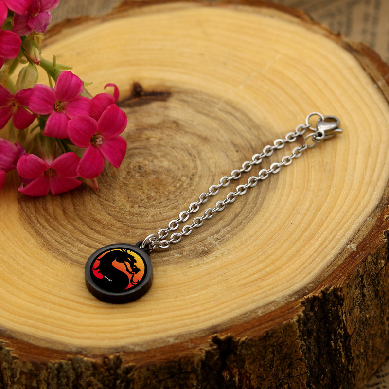 آویز ساعت زنانه ناکسیگو مدل شب تاب طرح مورتال کامبت کد AW9047 آویز ساعت زنانه ناکسیگو مدل شب تاب طرح مورتال کامبت کد AW9047