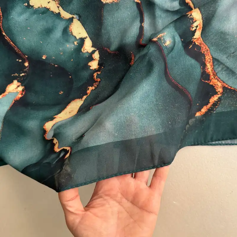 روسری زنانه مدل نخی رزین آبرنگی طلاکوب چهار فصل منگوله دار قواره 140 کد 1