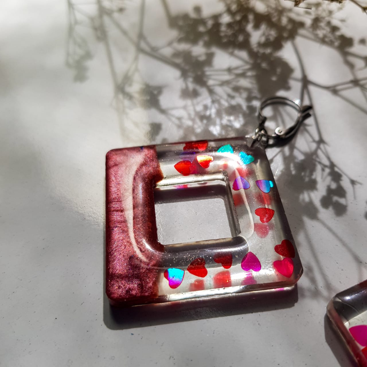 گوشواره دخترانه مدل رزینی قلبی