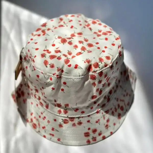 کلاه باکت زنانه آی ام مدل آلبالو و توت فرنگی