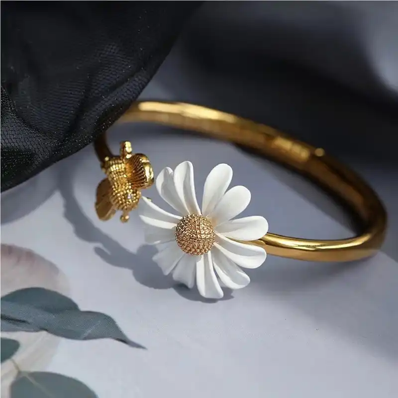 دستبند زنانه مدل گل بابونه کد wq2044