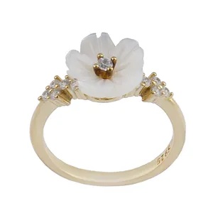 انگشتر نقره زنانه بازرگانی میلادی مدل گل  برجسته فانتزی نگین برلیان کد AWR_1320