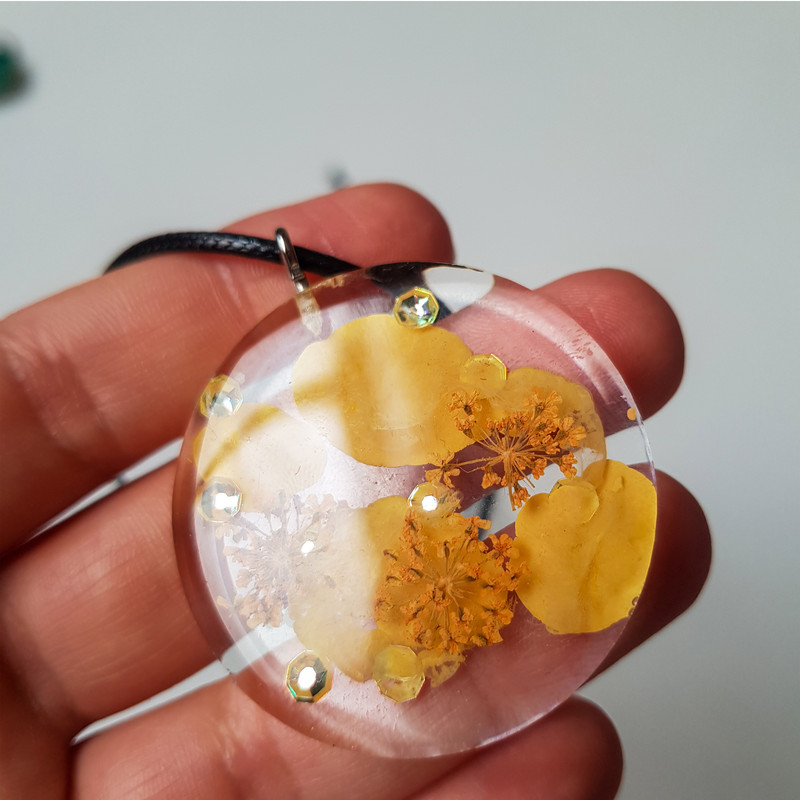 گردنبند دخترانه مدل رزینی طرح گل خشک 2