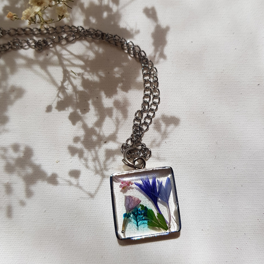 گردنبند دخترانه مدل رزینی گل دار گردنبند دخترانه مدل رزینی گل دار