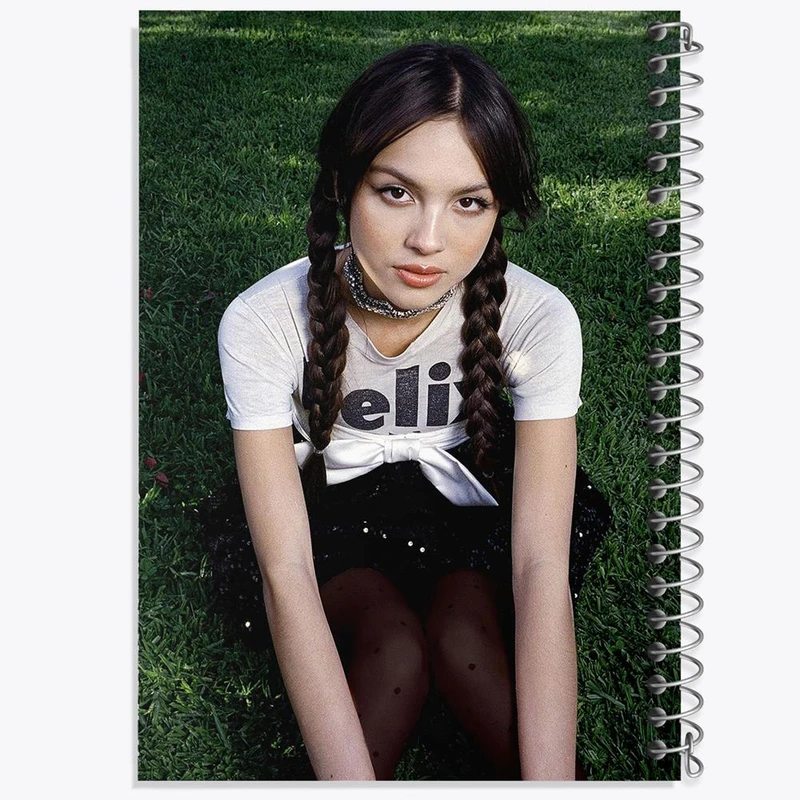دفتر مشق 50 برگ خندالو مدل اولیویا رودریگو Olivia Rodrigo کد 19276