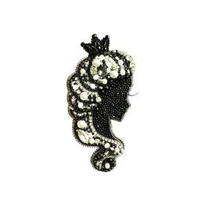 گل سینه زنانه مدل بانو 5077