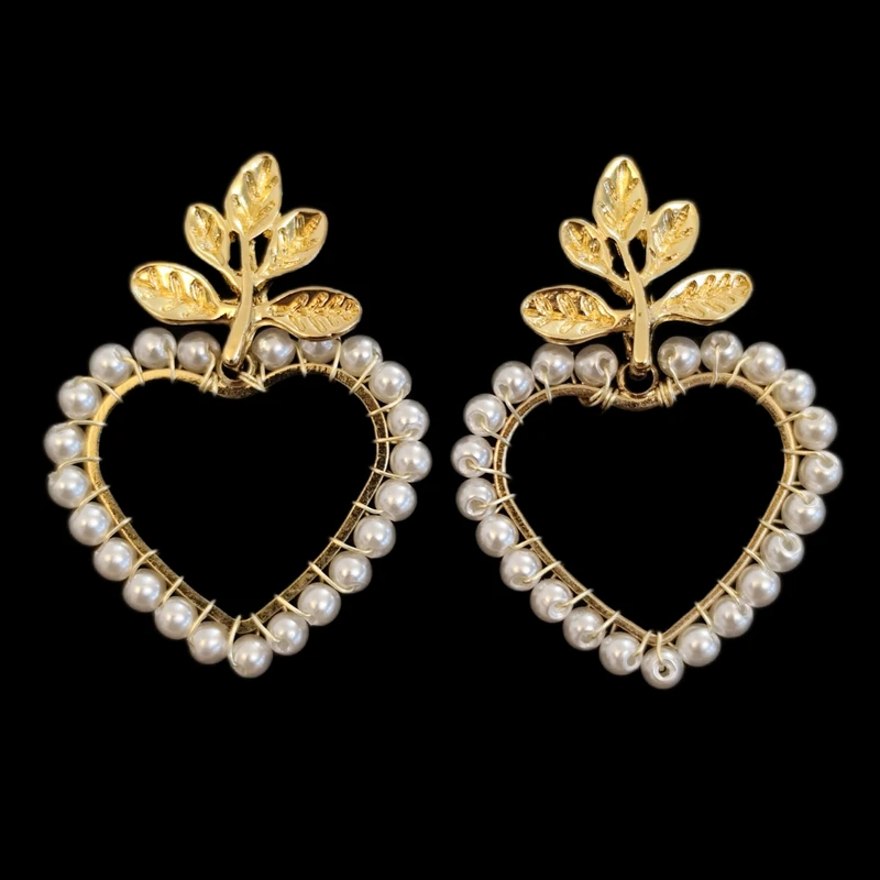 گوشواره میخی زنانه مدل قلب مرواریدی