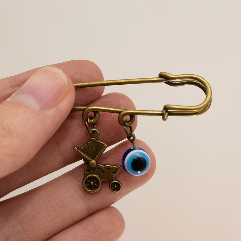 سنجاق سینه دخترانه مدل کالسکه و چشم نظر P1