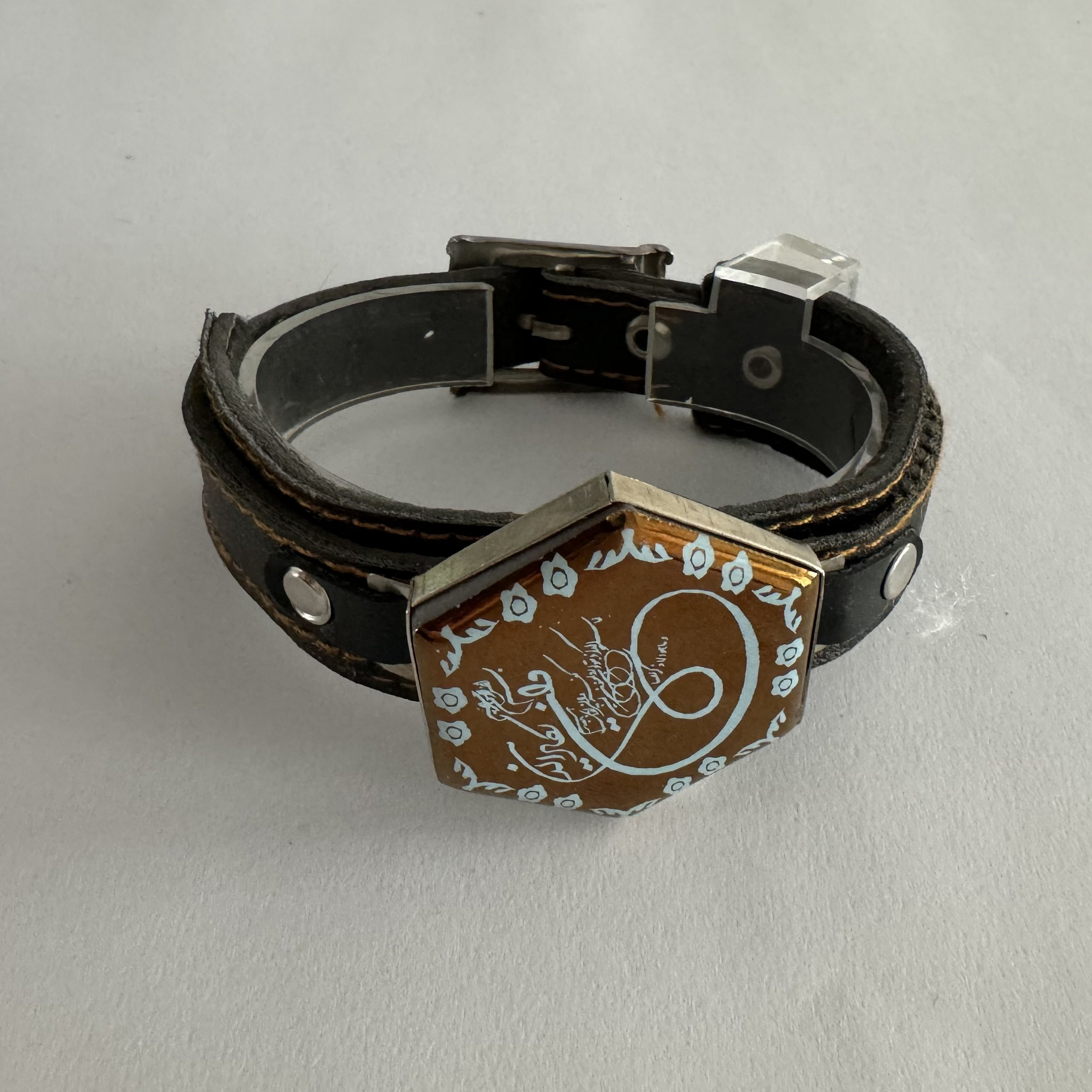 دستبند مدل چرمی طرح وان یکاد کد 110 دستبند مدل چرمی طرح وان یکاد کد 110