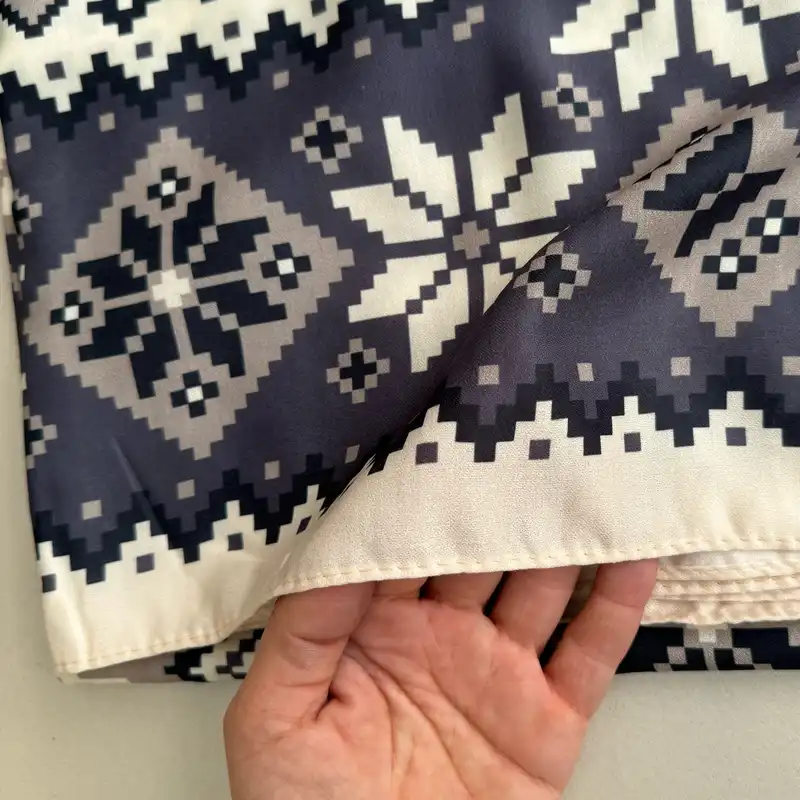 روسری زنانه مدل نخی سنتی طرح گلیمی قواره بزرگ منگوله دار چهار فصل کد 1