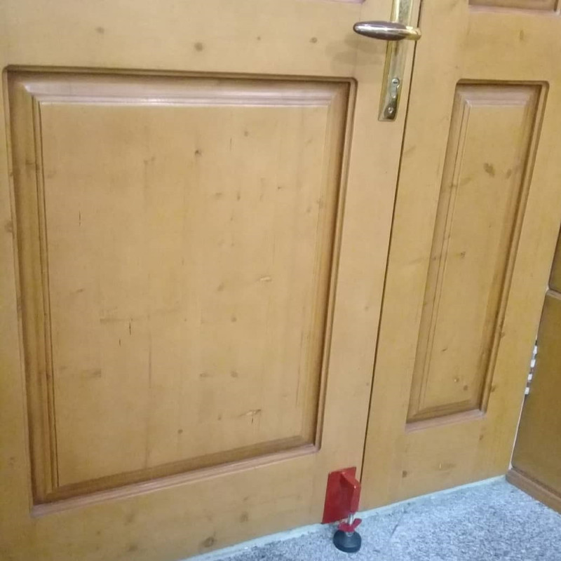 در ورودی مدل حفاظ قابل حمل در ورودی مدل حفاظ قابل حمل