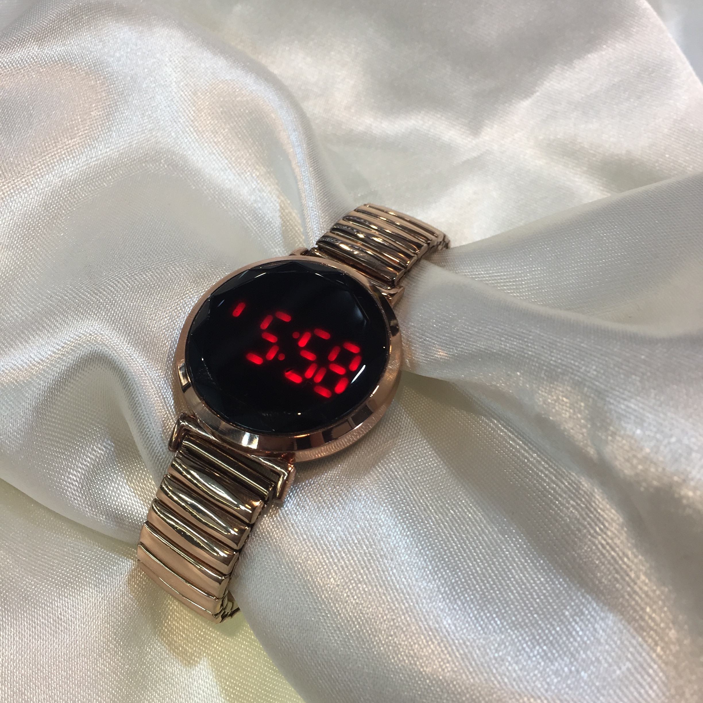 ساعت مچی دیجیتال زنانه مدل لمسی بند کشی ساعت مچی دیجیتال زنانه مدل لمسی بند کشی