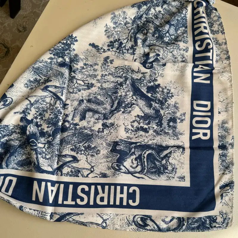 روسری زنانه مدل مینی نخی طرح طبیعت جنگلی ابر و بادی