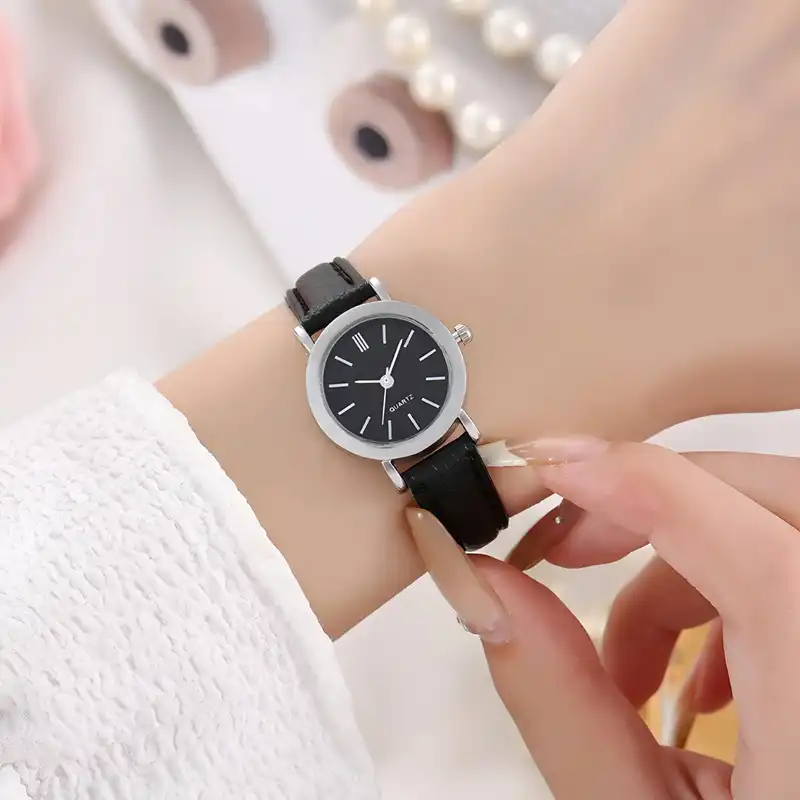 ساعت مچی عقربه ای زنانه مدل کلاسیک بند چرم کد 6