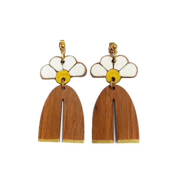 گوشواره زنانه مدل چوبی میخی طرح بابونه وحشی کد 14