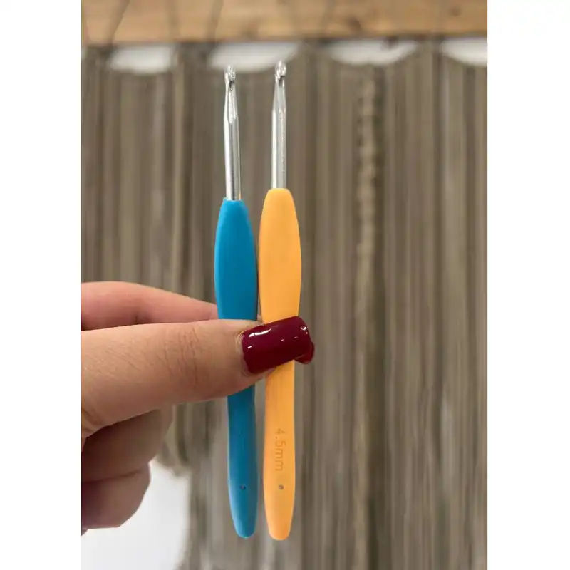 قلاب بافتنی مدل ZHL-Z-4.5 به همراه سنجاق نشانه گذار بافتنی و سوزن دوخت کاموا مجموعه 4 عددی