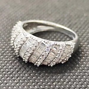 انگشتر نقره زنانه مدل برلیان اتمی کد 635