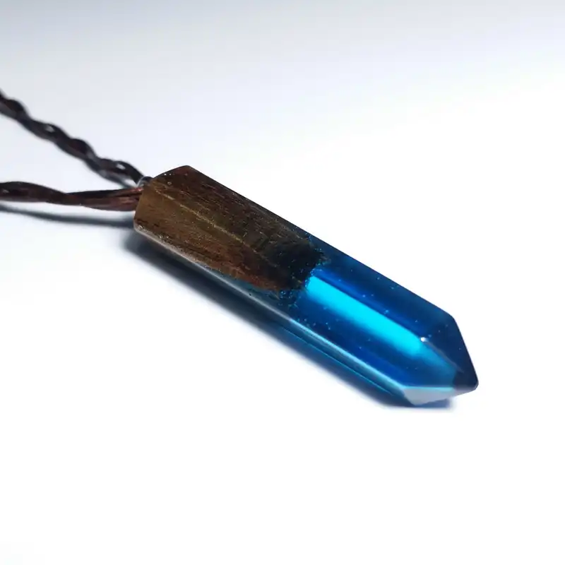 گردنبند مدل چوب و رزین شب تاب کد A1