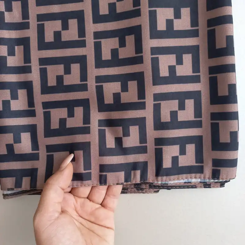 شال زنانه  مدل نخی حاشیه خط دار کد 52