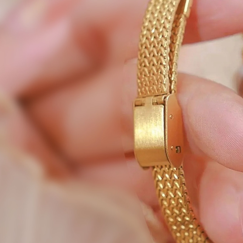 ساعت مچی عقربه ای زنانه مدل قاب دور نگین بند استیل حصیری گندمی کد 1