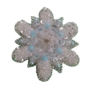 گل سینه زنانه مدل جواهر دوزی دونه برفی A018