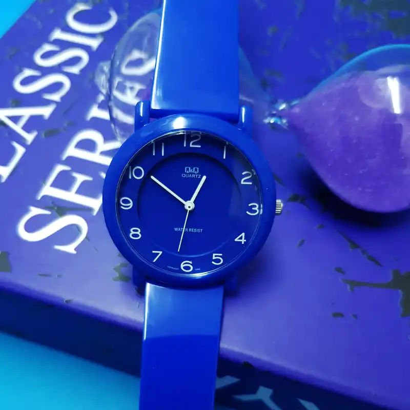 ساعت مچی عقربه ای زنانه و مردانه کیو اند کیو مدل vq94j020y