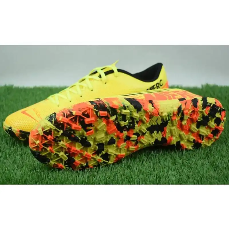 کفش فوتبال مدل استوک ریز