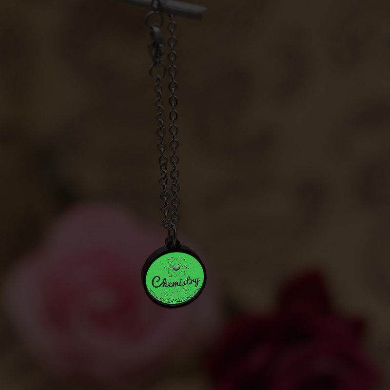 آویز ساعت زنانه ناکسیگو مدل شب تاب طرح شیمی کد AW7246 آویز ساعت زنانه ناکسیگو مدل شب تاب طرح شیمی کد AW7246