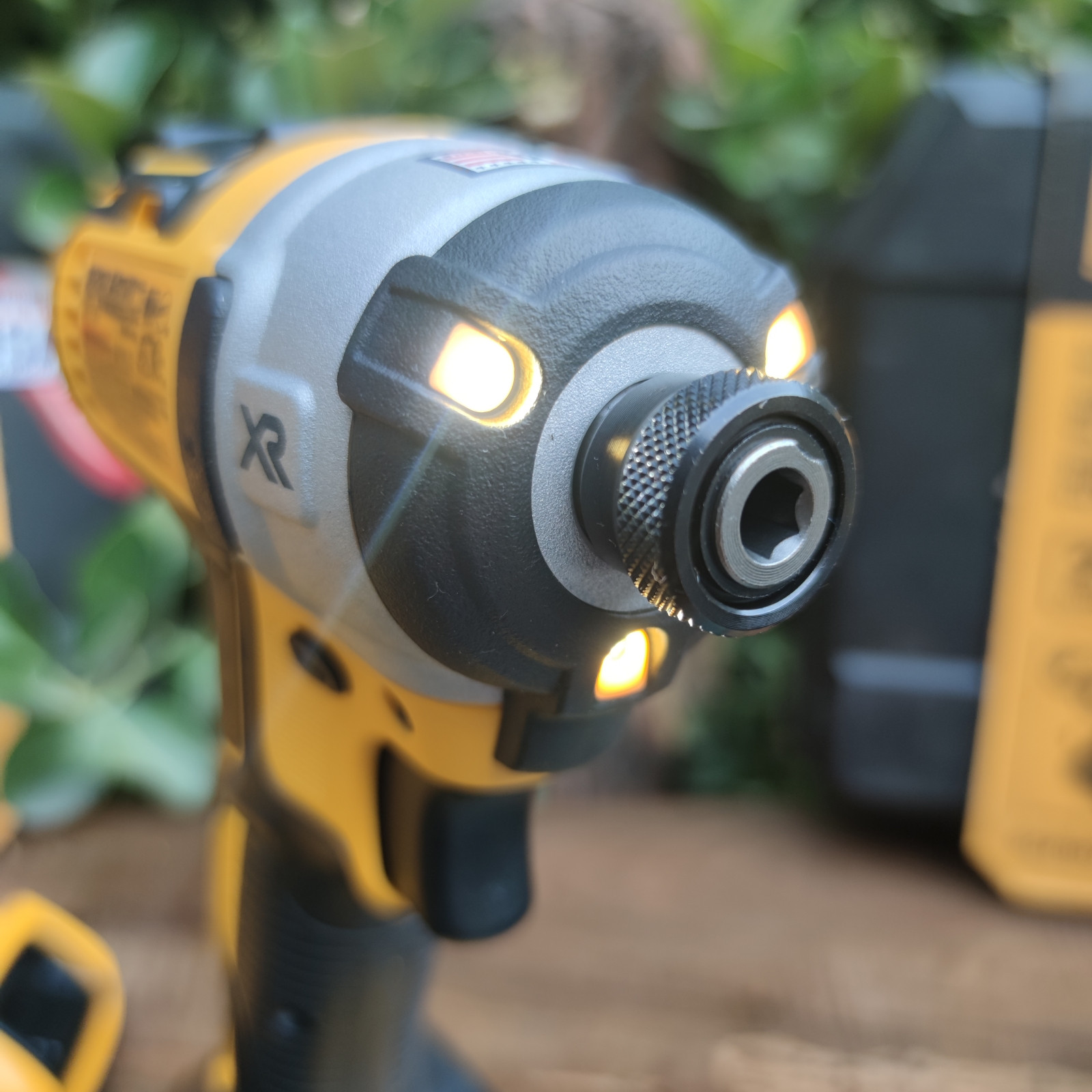 پیچ گوشتی ضربه ای شارژی دیوالت مدل DCF887D2