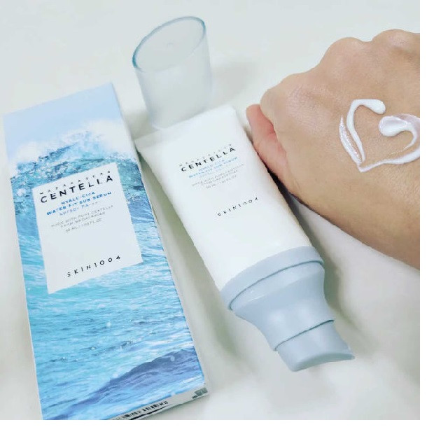 کرم ضد آفتاب بدون رنگ سنتلا، 50 SPF، مدل 1004، مناسب پوست حساس، نرمال و خشک و حجم 50 میلی‌لیتر، محافظت کننده در برابر اشعه UVA و UVB، بدون تست حیوانی، ++++PA، آبرسان، ضد التهاب، با ماندگاری 3 ساعته