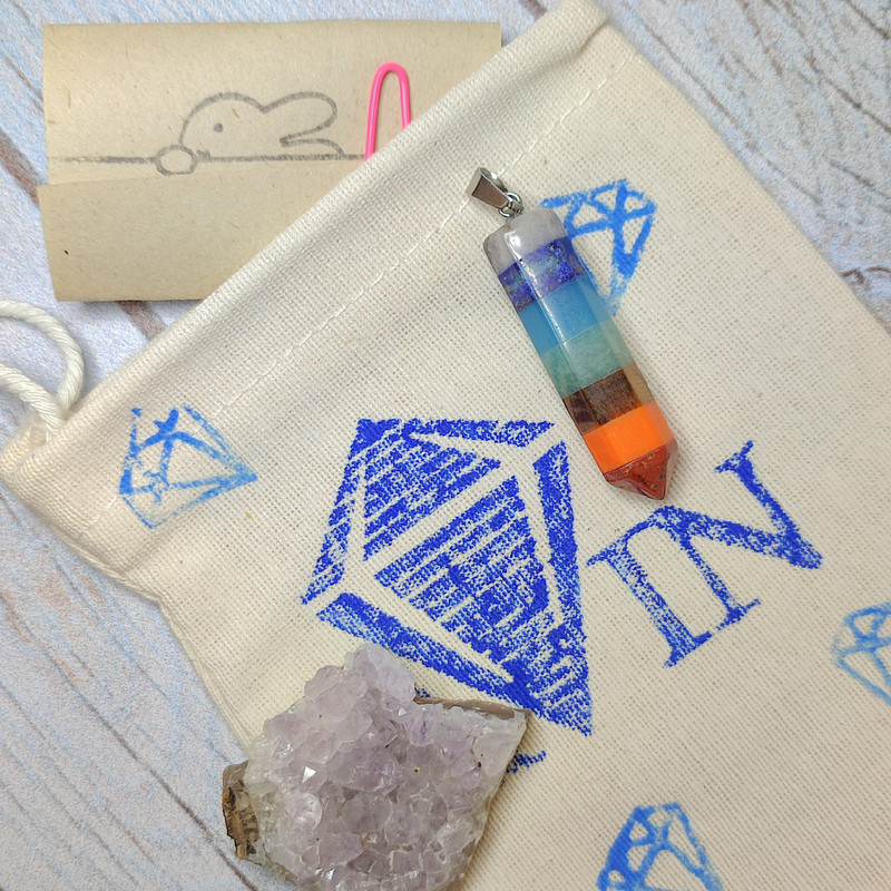 آویز گردنبند زنانه مدل منشور هفت چاكرا 497 آویز گردنبند زنانه مدل منشور هفت چاكرا 497