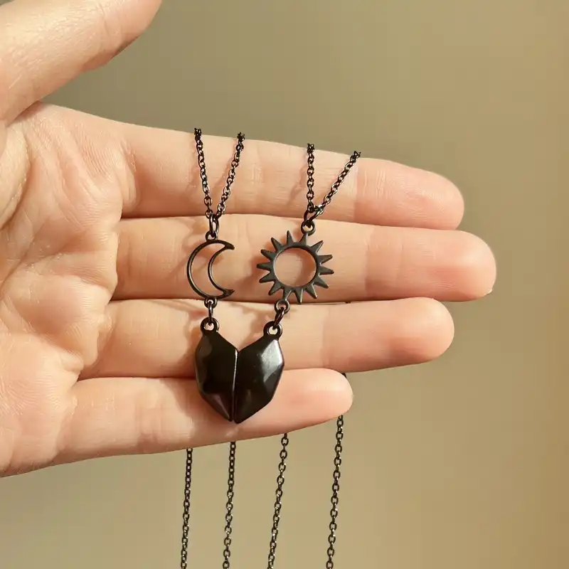 گردنبند مدل ماه و خورشید آهنربایی بسته دو عددی