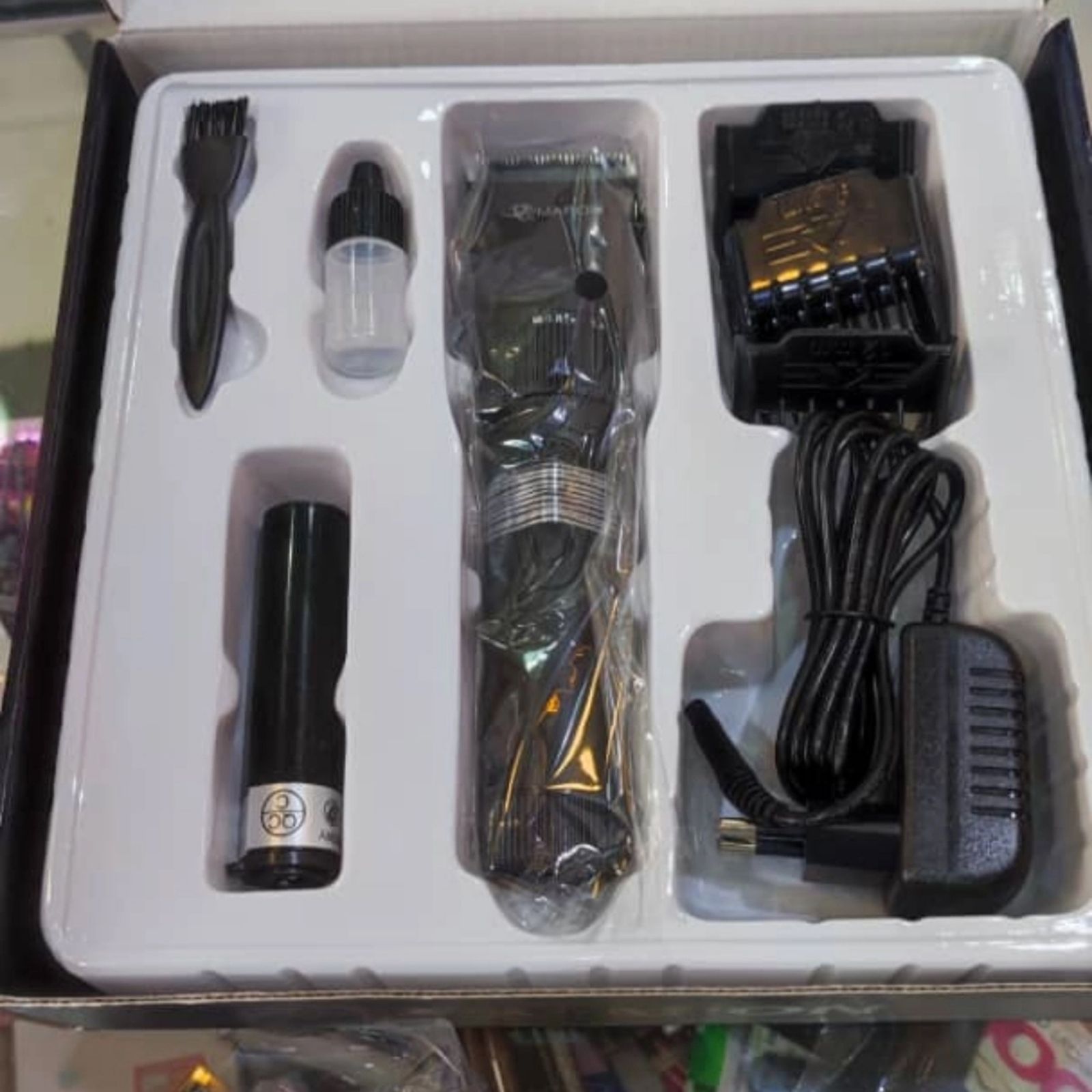 ماشین اصلاح موی سر و صورت پرومارون مدل RL707، اصلاح به صورت صفر زن و خط زن، منبع انرژی با برق و باتری، تکنولوژی اصلاح به صورت تریمر، مدت زمان شارژ 120 دقیقه و مدت زمان استفاده پس از شارژ 60 دقیقه، مقاوم در برابر آب، به همراه برس تمیزکننده و روغن -  - 7