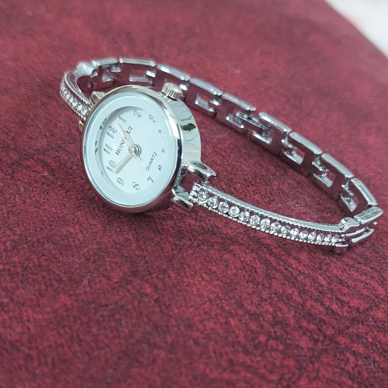 ساعت مچی عقربه ای زنانه هانگروی مدل نگین دار