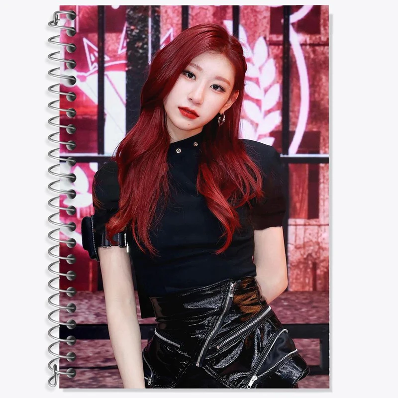 دفتر زبان 50 برگ خندالو مدل سه خط طرح چریونگ گروه ایتزی ITZY کد 20165