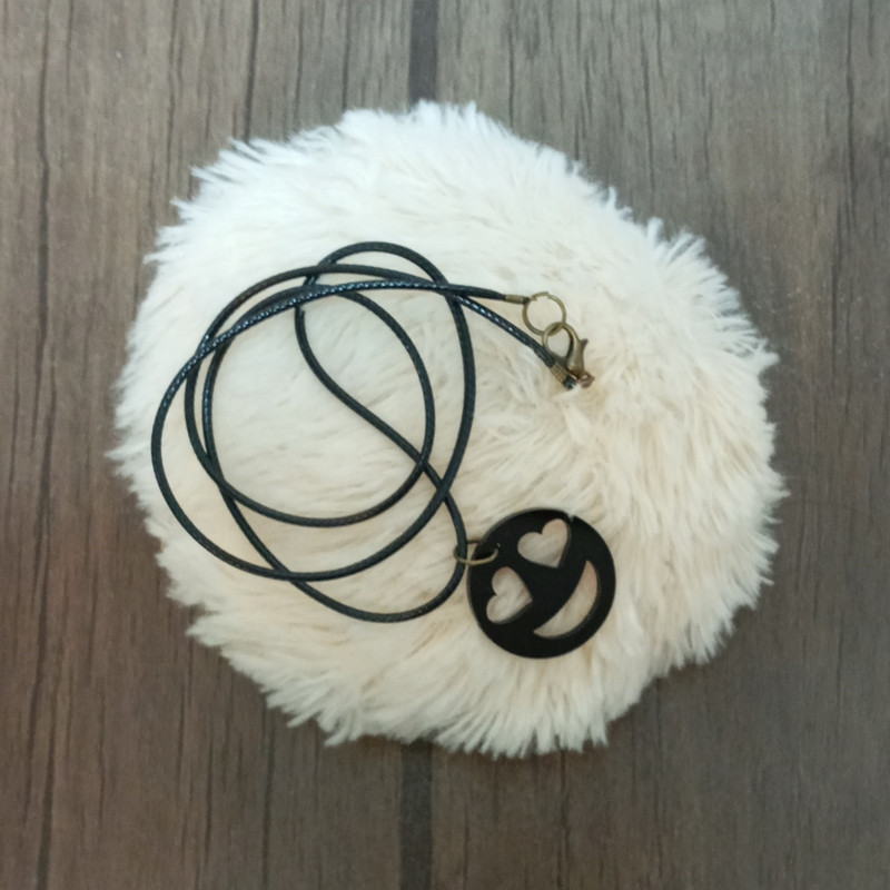 گردنبند دخترانه مدل ایموجی عشق