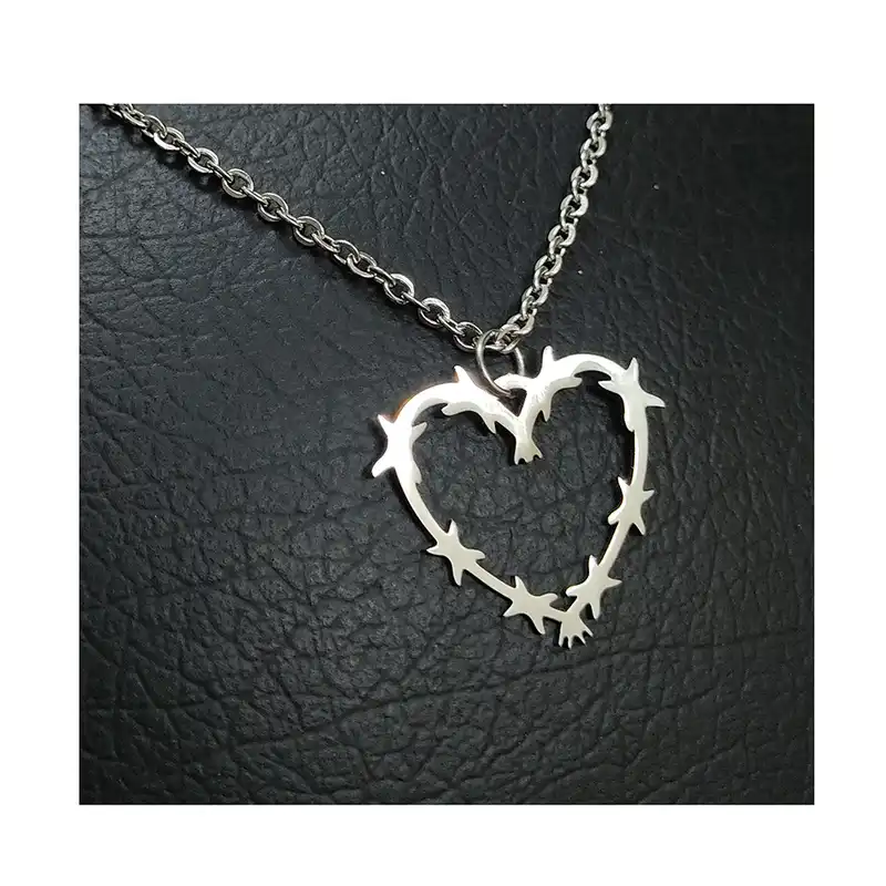 گردنبند زنانه مدل قلب سیم خار دار