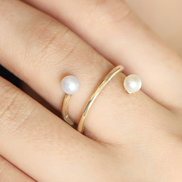 انگشتر طلا 18 عیار زنانه ماوی گالری مدل فنر دو سر مروارید