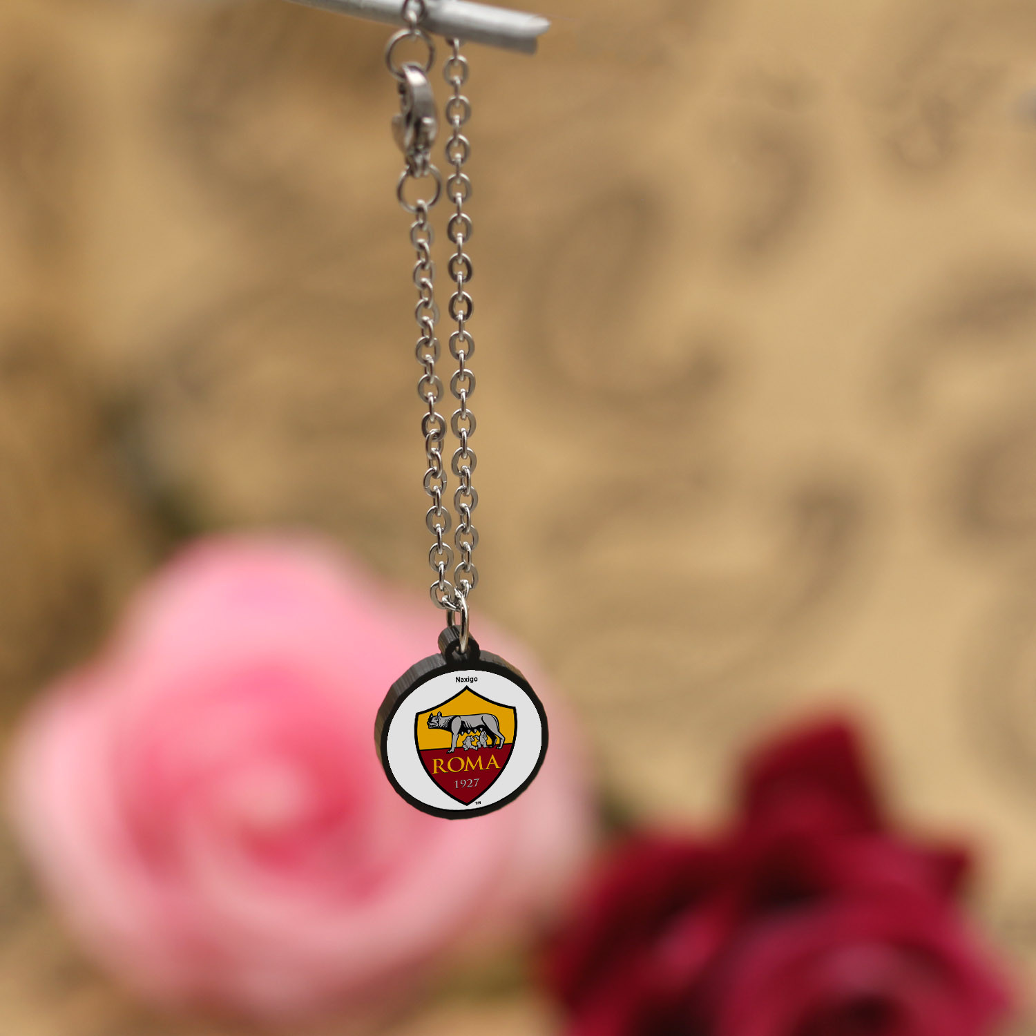 آویز ساعت زنانه ناکسیگو مدل شب تاب طرح آ اس رم کد AW8982