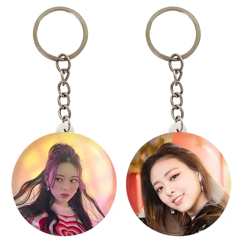 جاکلیدی خندالو مدل یونا گروه ایتزی ITZY کد 2021520224 مجموعه 2 عددی