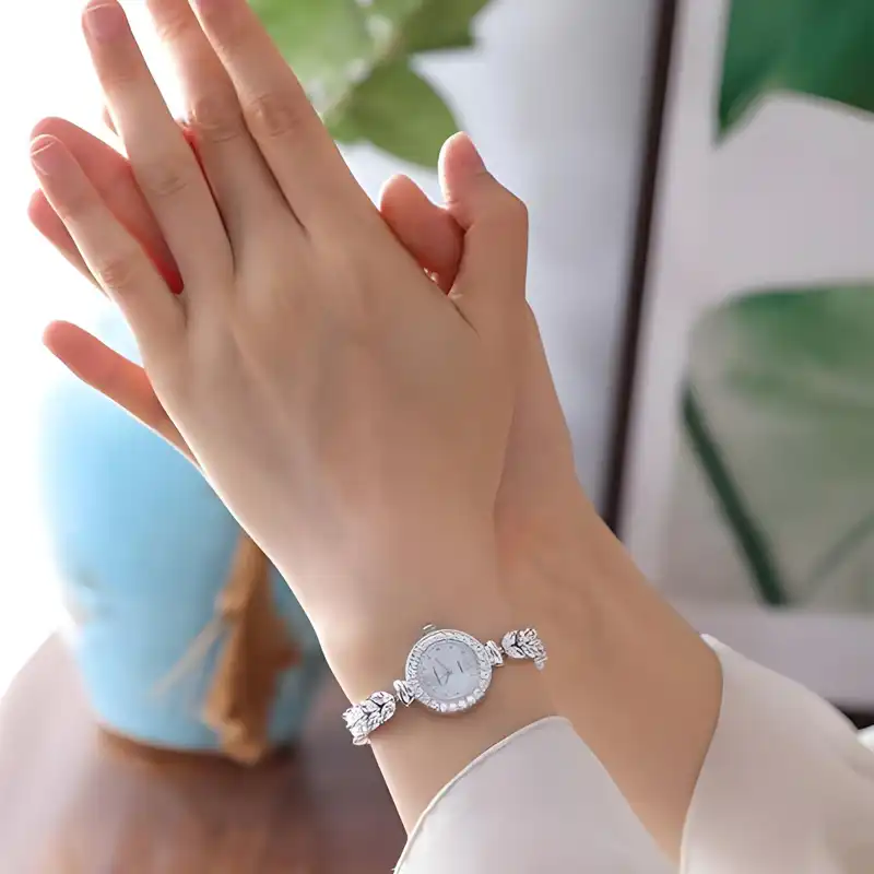 ساعت مچی عقربه ای زنانه مِرلوتس مدل جواهری نگین زیرکونیوم بند گندمی