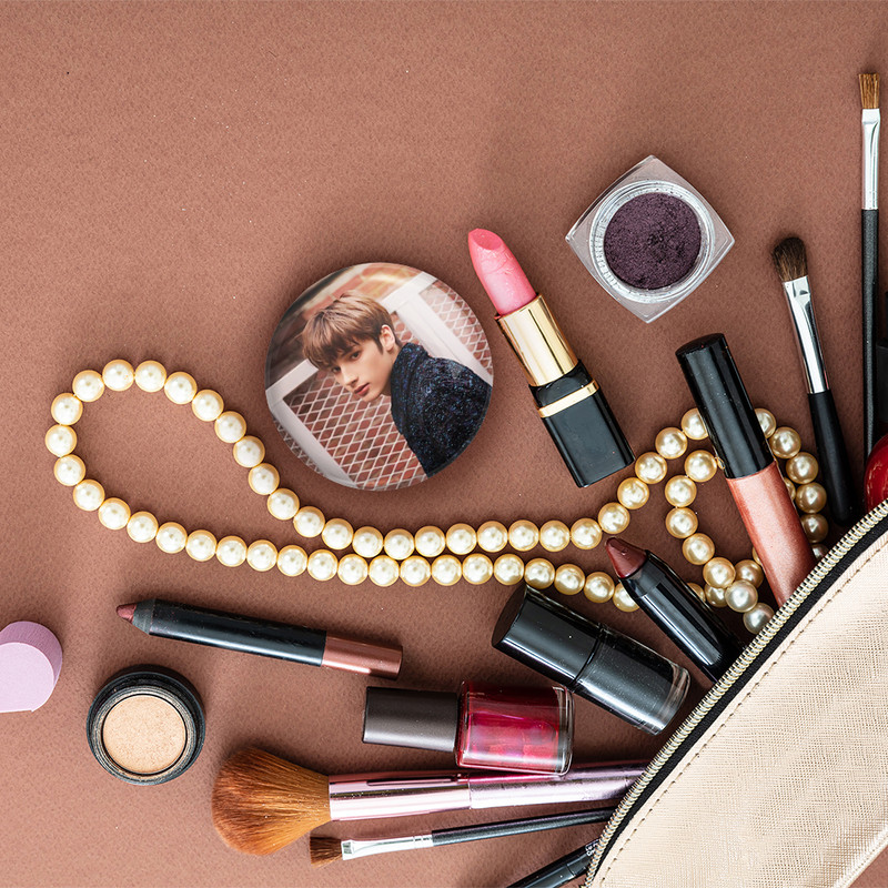 آینه جیبی خندالو مدل هیونینگ کای گروه تی اکس تی TXT کد 20008 آینه جیبی خندالو مدل هیونینگ کای گروه تی اکس تی TXT کد 20008