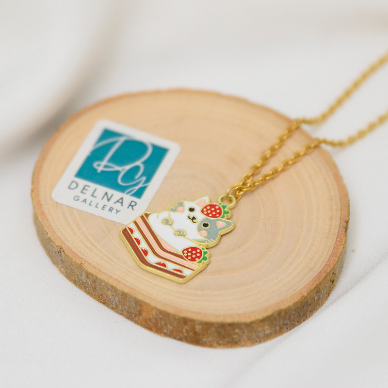 گردنبند دخترانه دلنار گالری مدل کیک توت فرنگی و پیشی